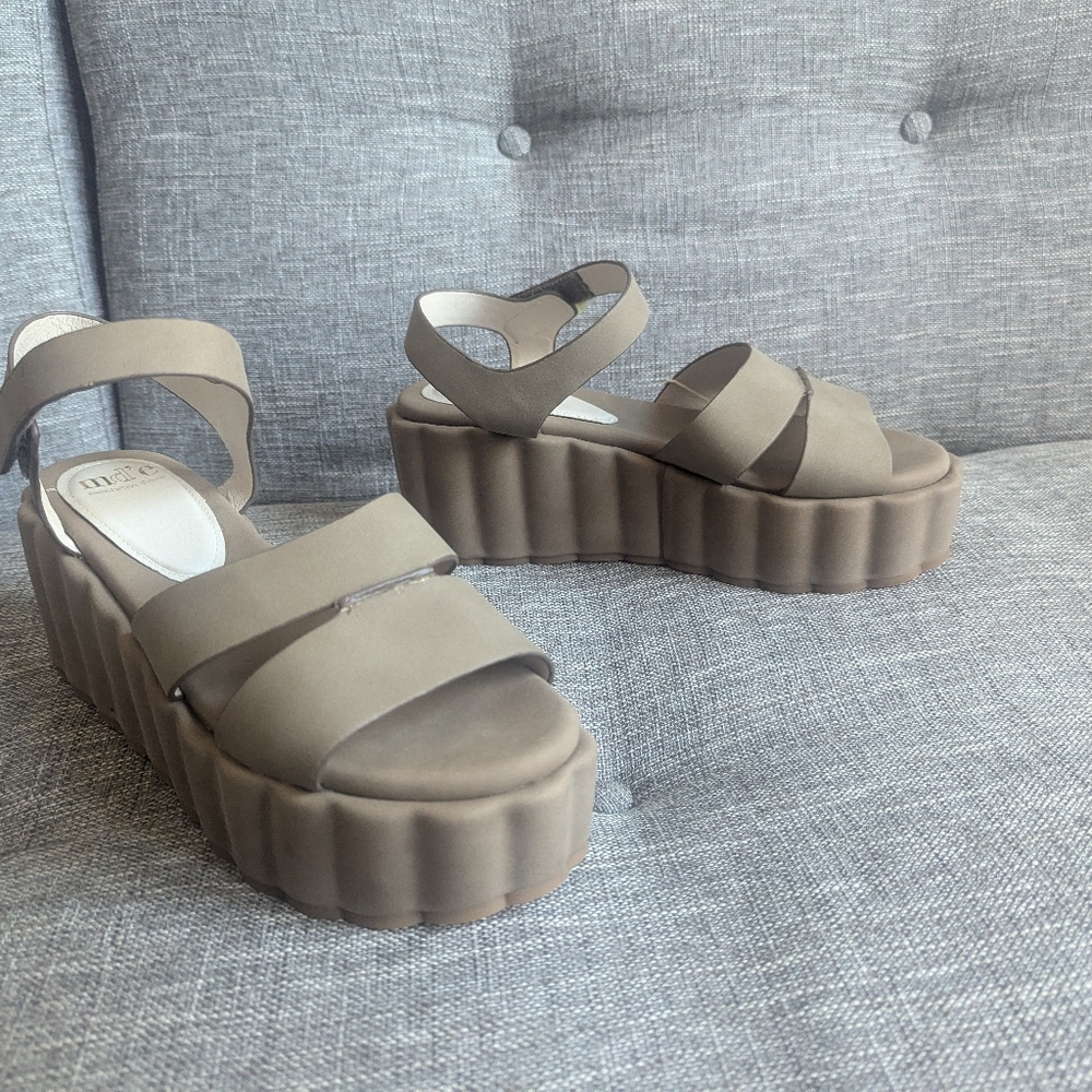 Taupe Playful platform sandals Made in Italy Size 9 New